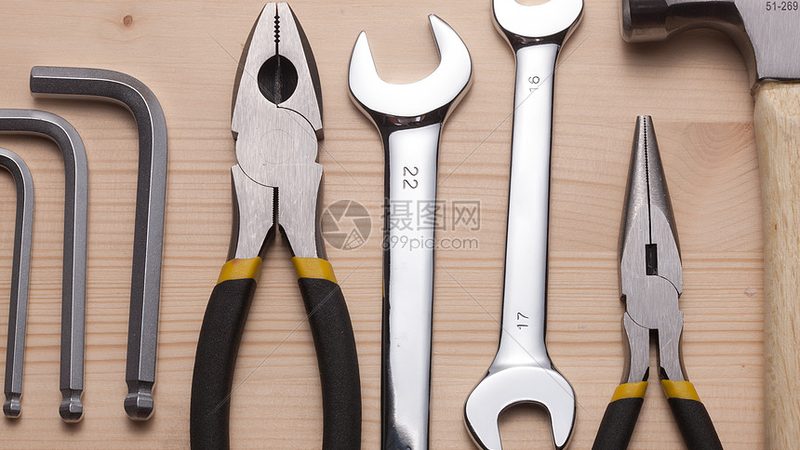 家用汽修工具分为入门级、中级和高级三个档次。以下是不同档次工具的差别：